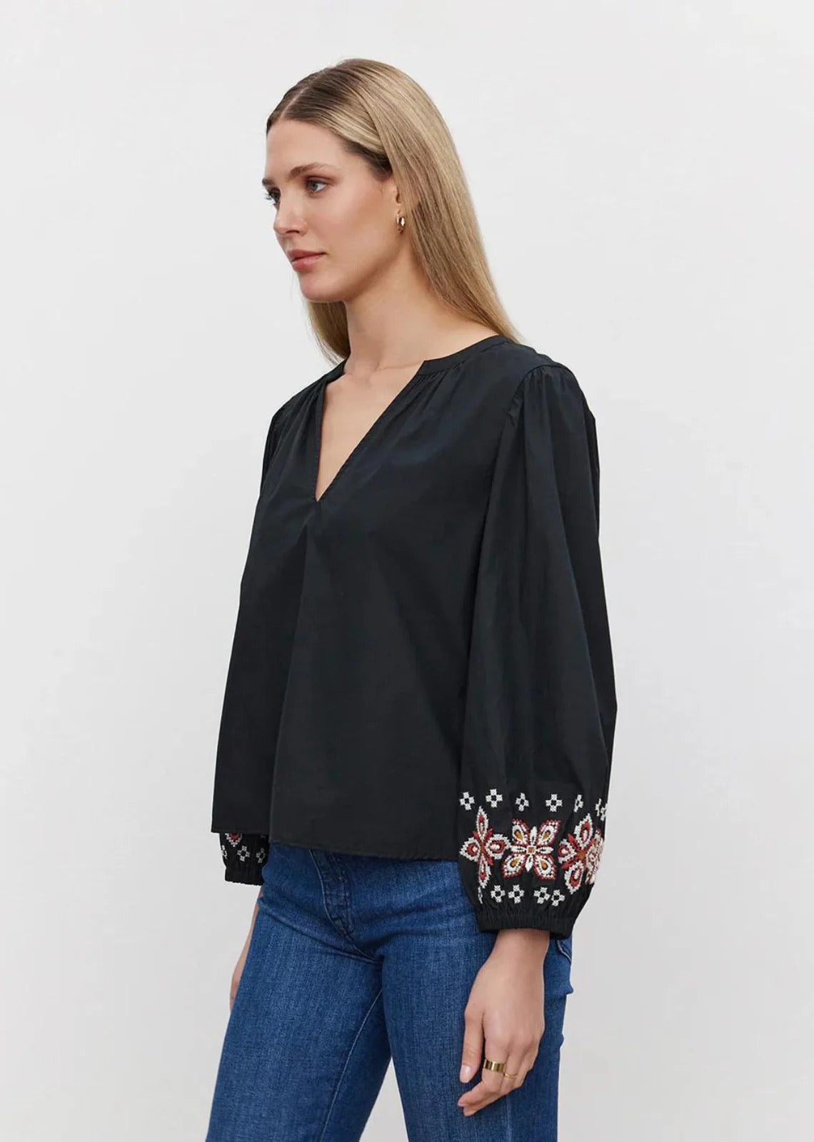 Velvet Paola Flower Embroidery Blouse